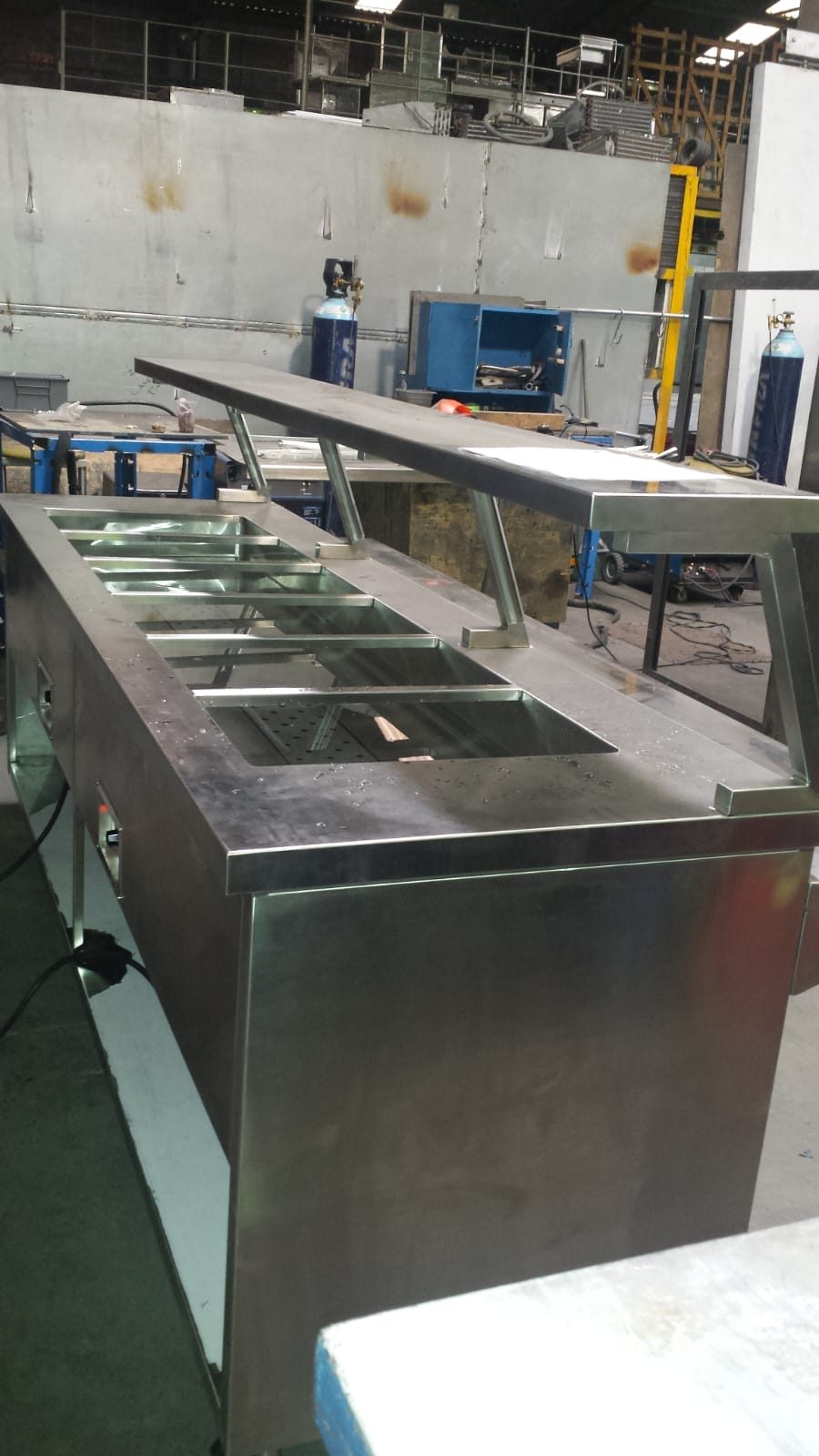 Barra de servicio modular en acero inoxidable con módulos calientes y tarja, fabricada por Acerolab