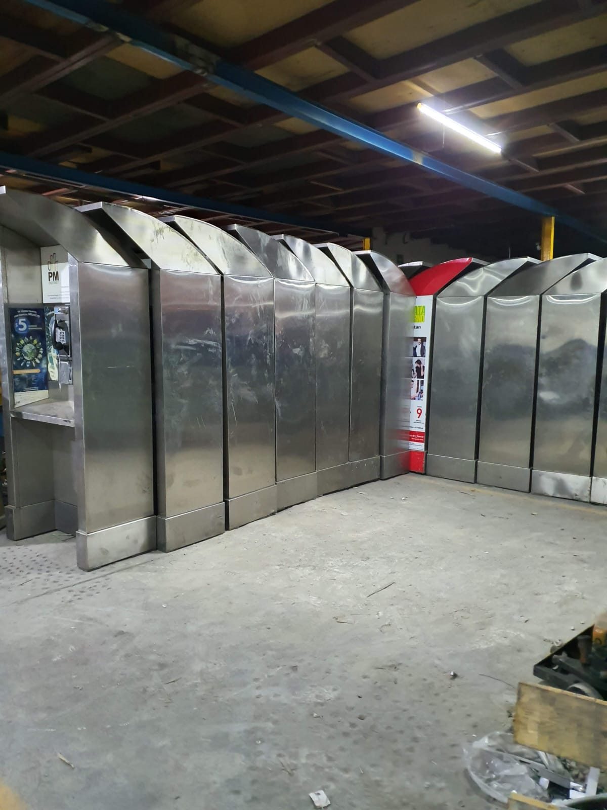 Producción en serie de cabinas de acero inoxidable en la planta de Acerolab