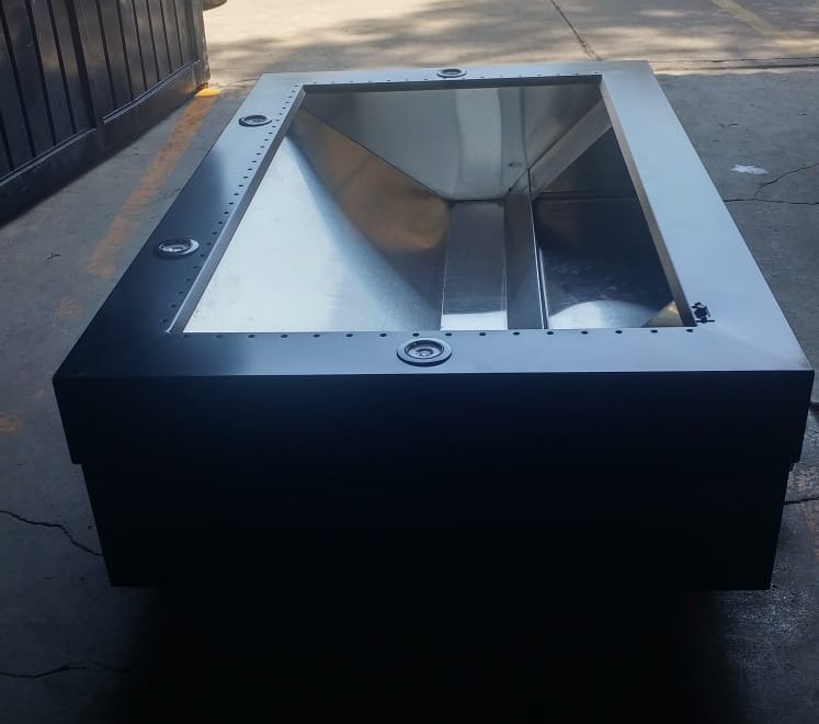 Campana de isla con exterior negro e interior de acero inoxidable con deflectores y luminarias, fabricada por Acerolab