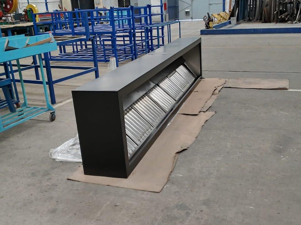 Campana extractora mural de gran formato con filtros de acero inoxidable y cuerpo negro, fabricada por Acerolab