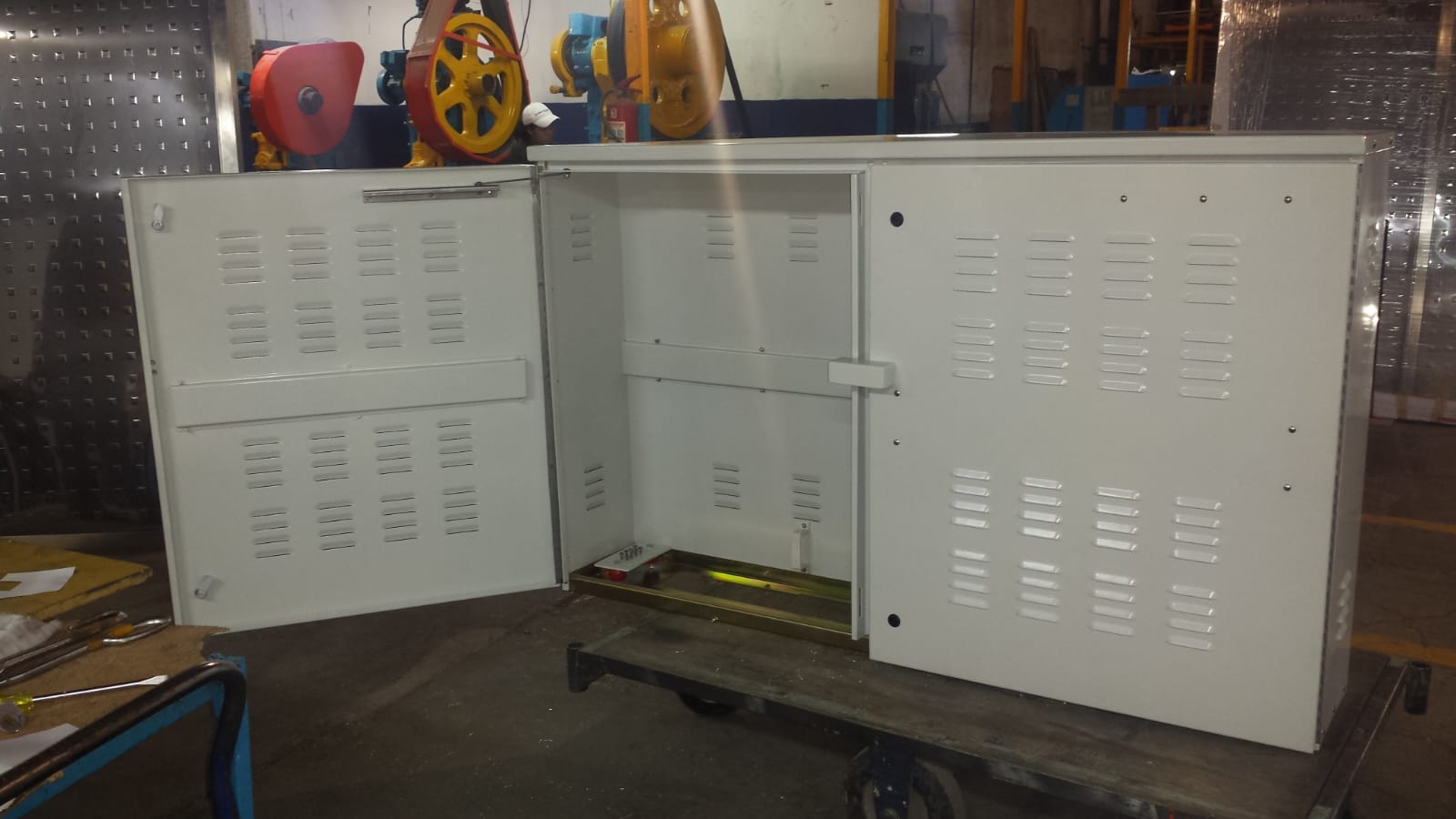 Gabinete exterior ventilado · puertas abiertas
