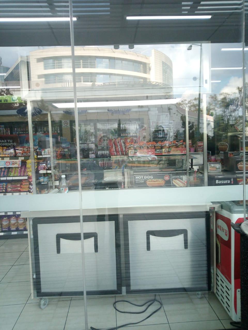 Counter 7-Eleven · vidrio + inox sobre ruedas