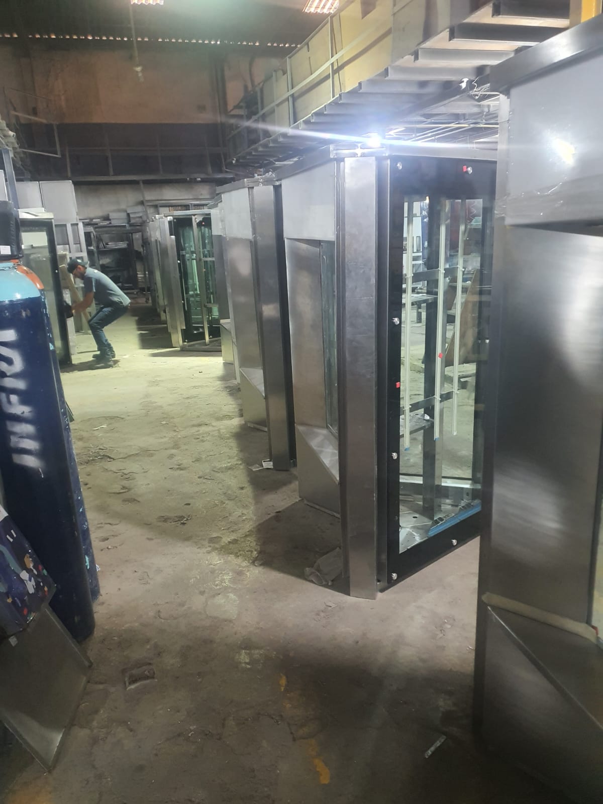 Vitrinas inox + vidrio · línea de producción