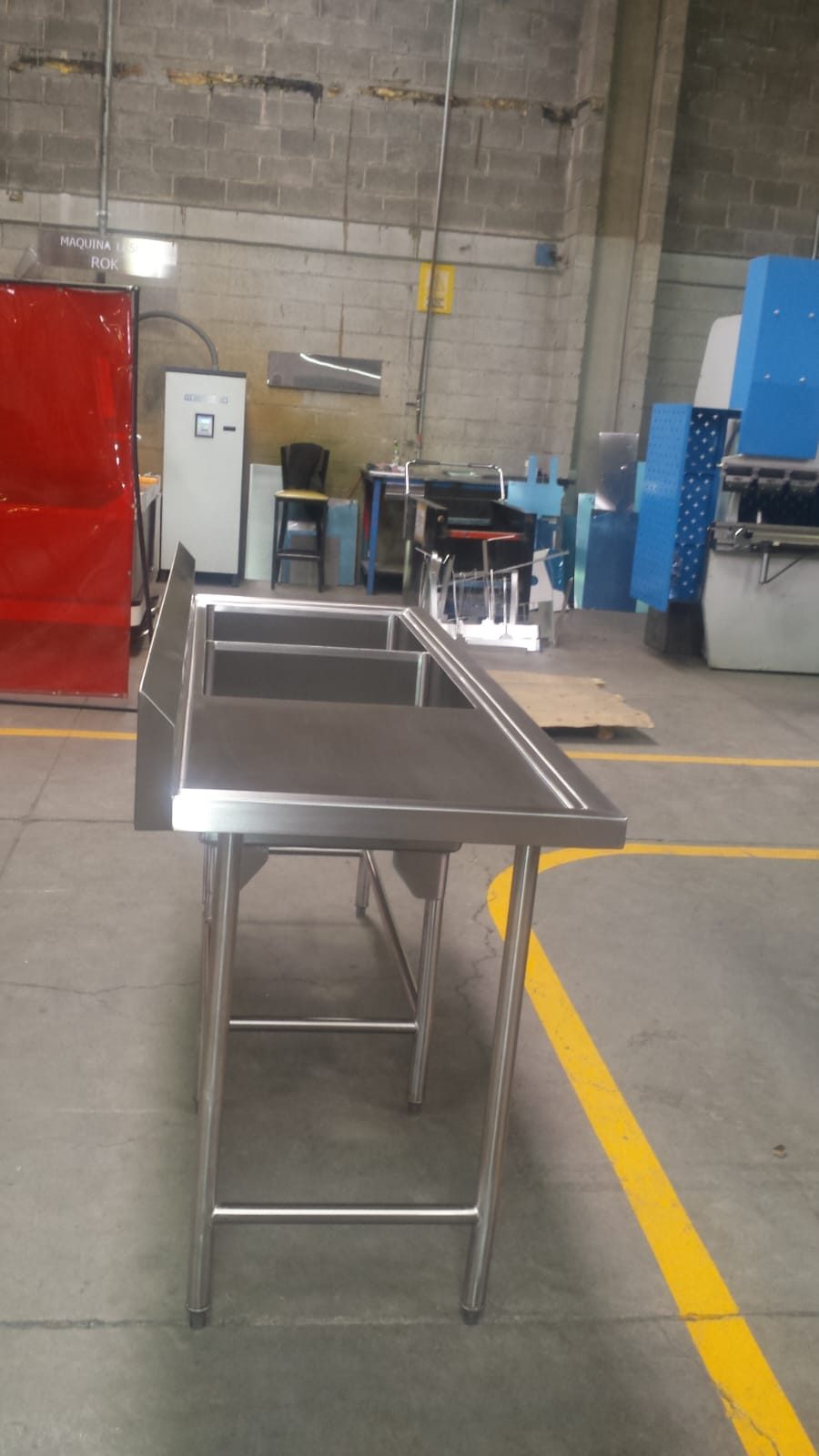 Mesa de trabajo de acero inoxidable con tarja doble integrada, respaldo y repisa inferior