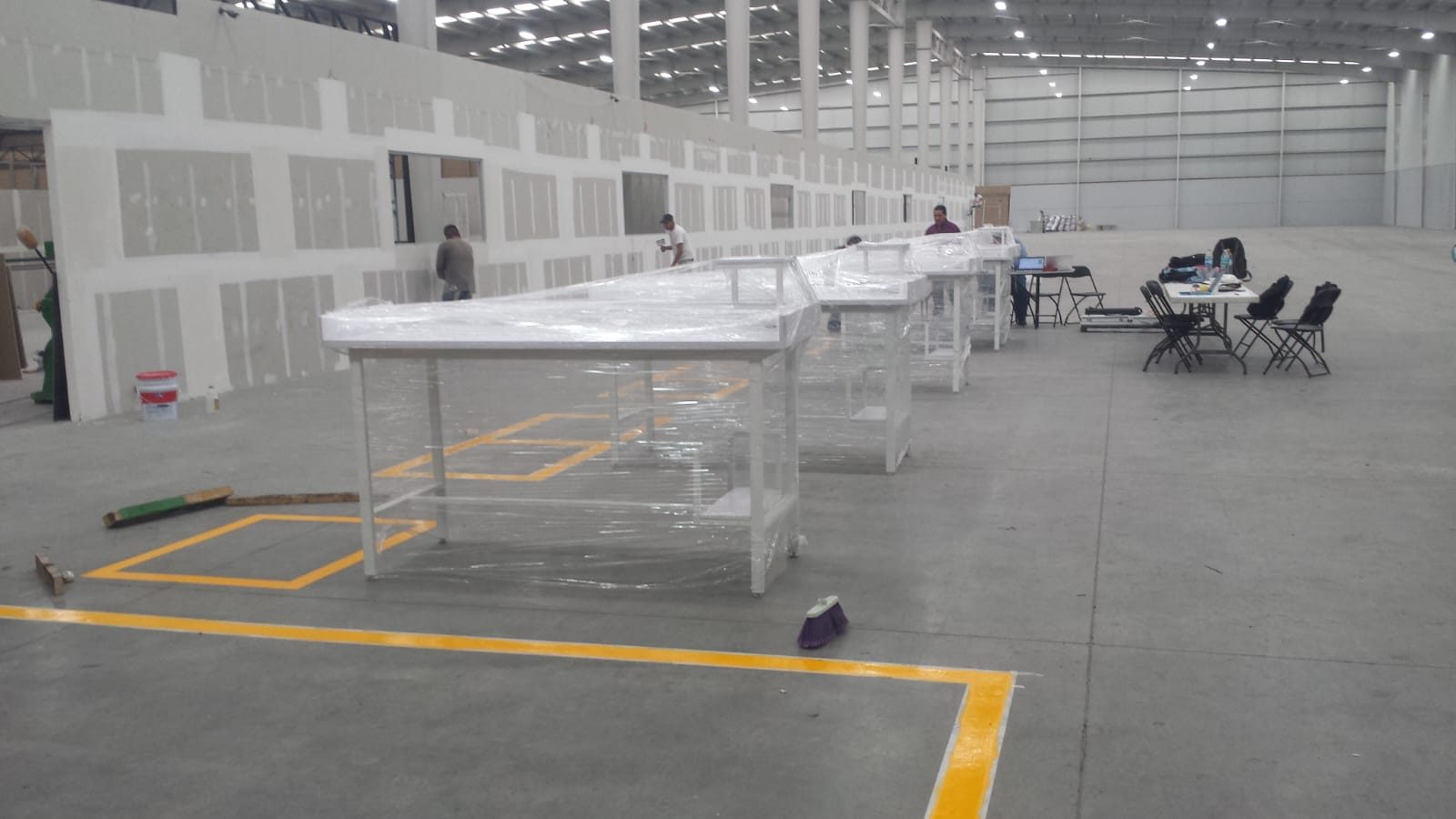 Lote de mesas de trabajo de acero inoxidable fabricadas en serie para nave industrial
